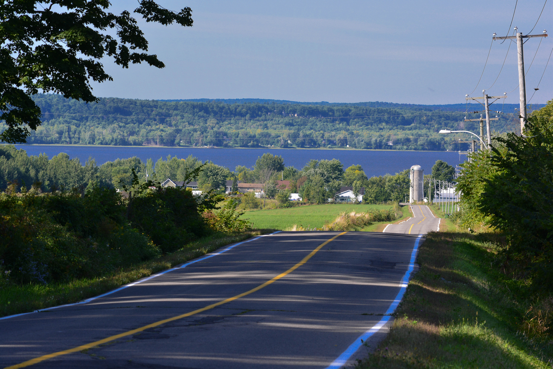 Voiture qui roule sur une route ensoleillée