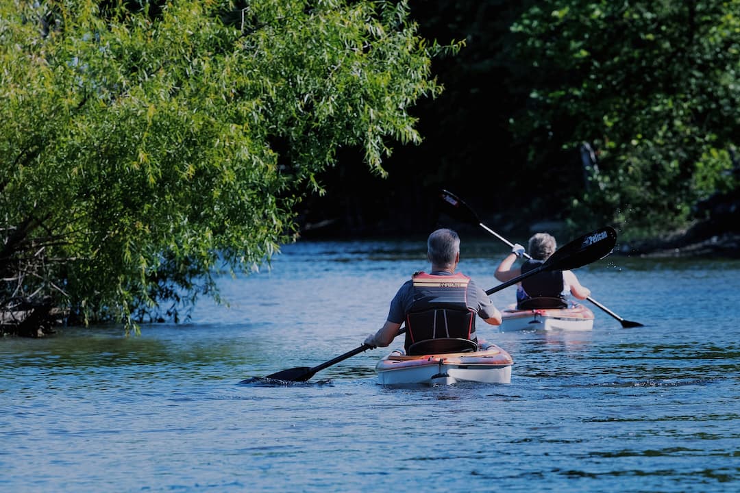 Deux personnes sur surf à pagaie