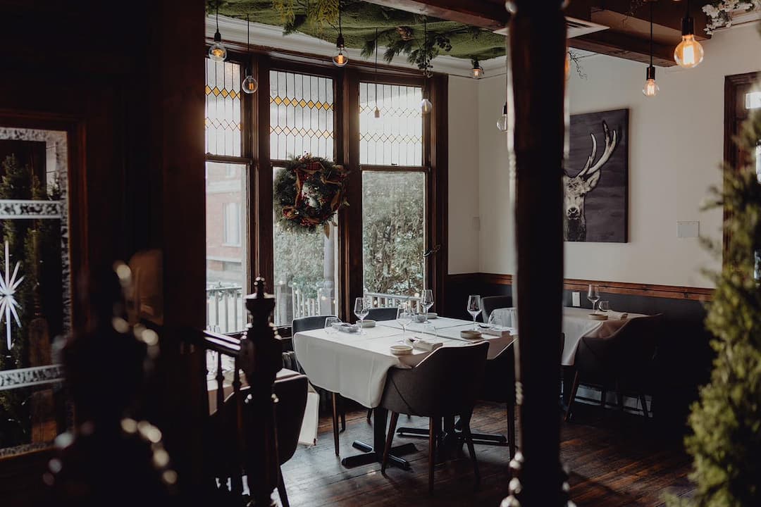 Le chef  du Geraldine, Olivier Robillard est fier de vous présenter un menu de saison créé à partir des produits de notre région, le tout fait maison par lui et son équipe de passionnés de la cuisine.