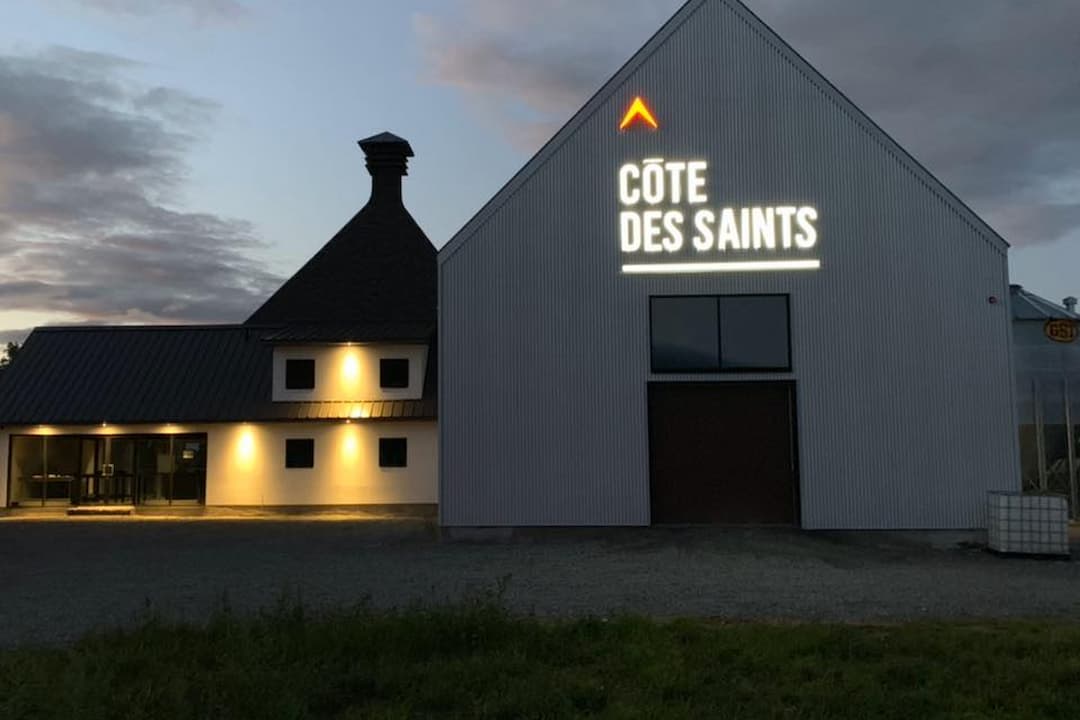 Pourquoi ne pas opter pour une dégustation de nos 3 gins et liqueurs, précédée d'une visite de nos installations Venez voir comment nos produits sont concoctés  Il nous fera toujours plaisir de vous accueillir à la distillerie et de vous faire découvrir notre univers