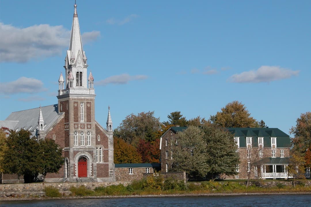 Église Oka bord de l'eau