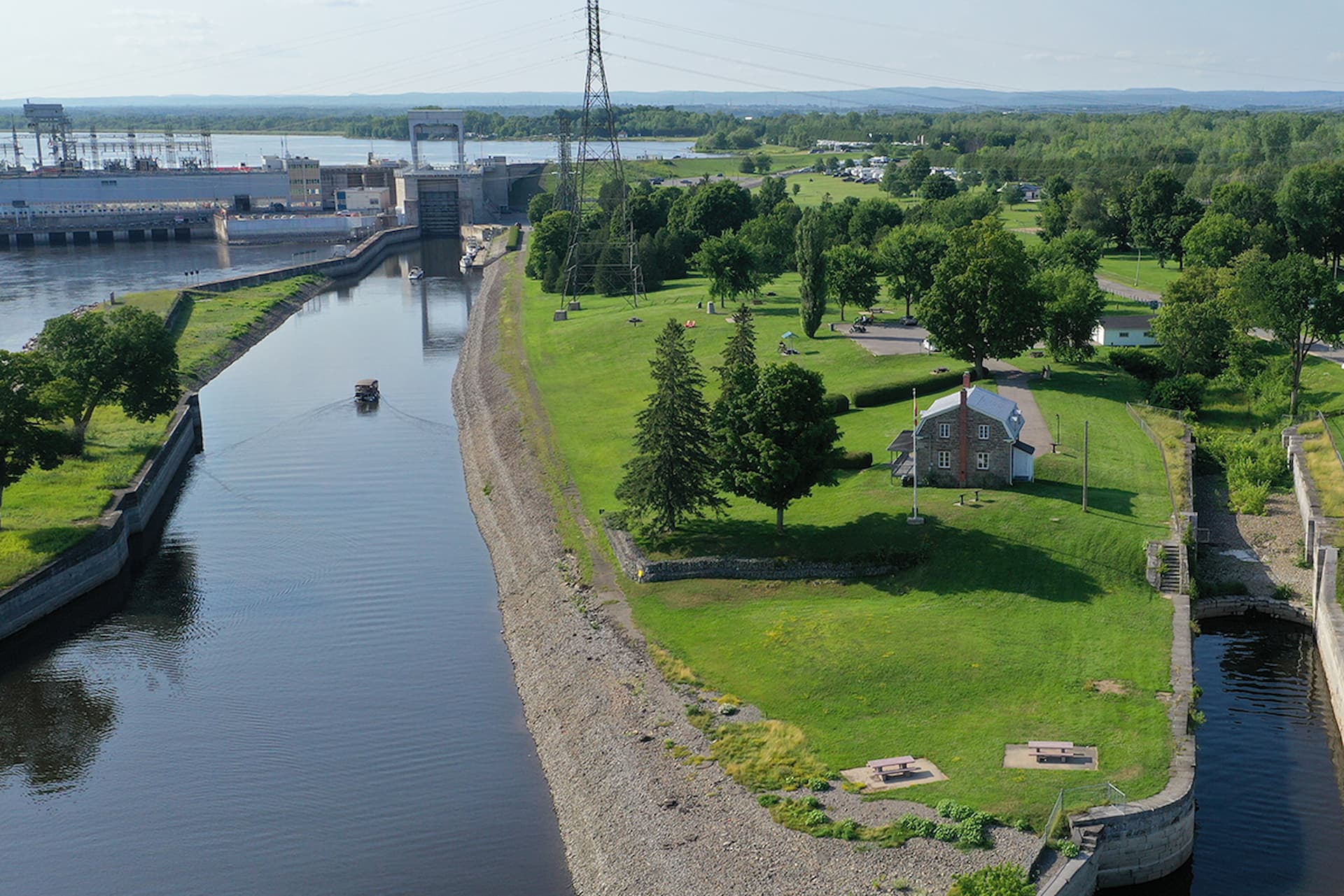 Découvrez un village rural sur le bord de l'eau
