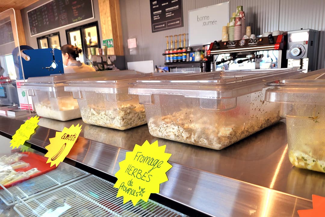 Fromage en grain dans des bacs en plastique