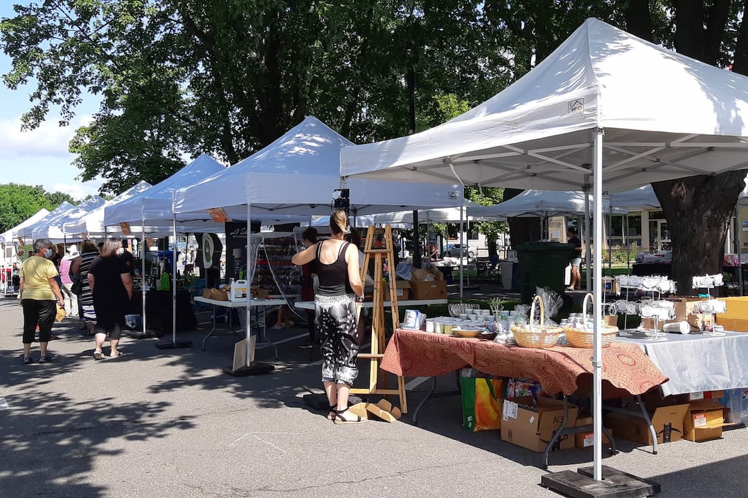 Marché public d'Oka