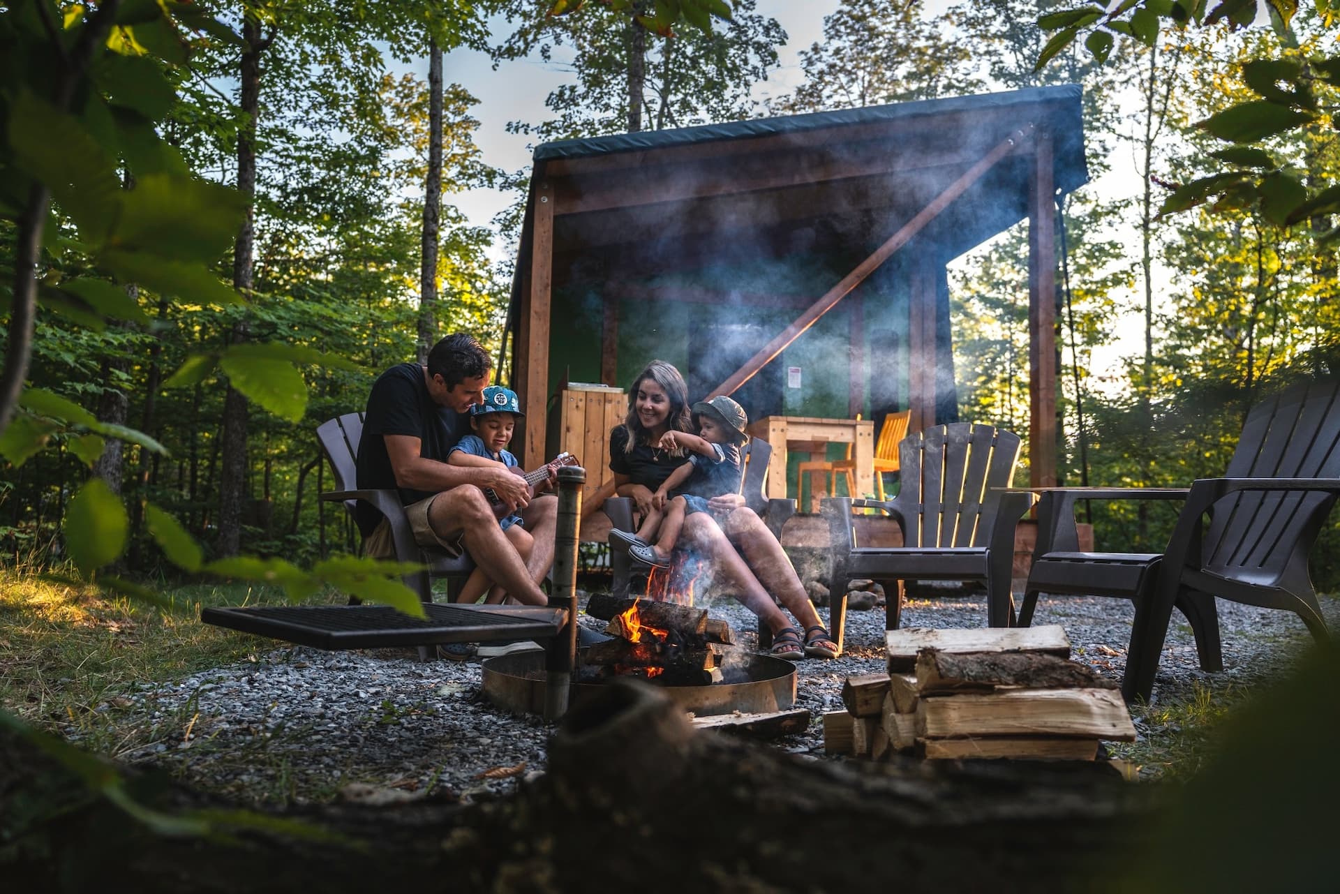Famille qui fait du camping