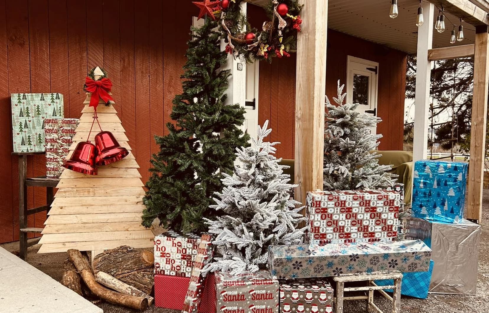 La photo montre montre des ornements de noel, sapin etc