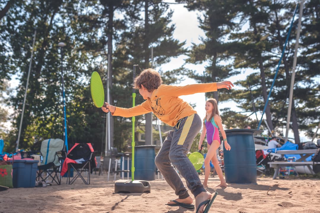 enfantjouantaraquette