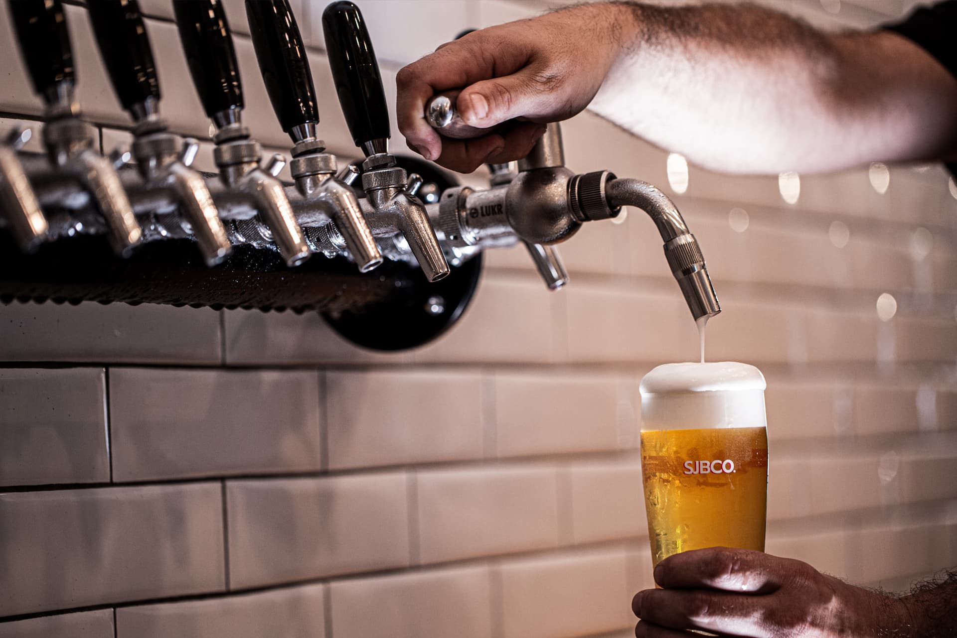 Verre de bière en automne