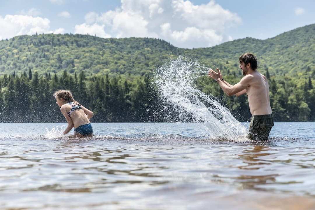 Deux personnes se baignent dans le lac des Deux-Montagnes