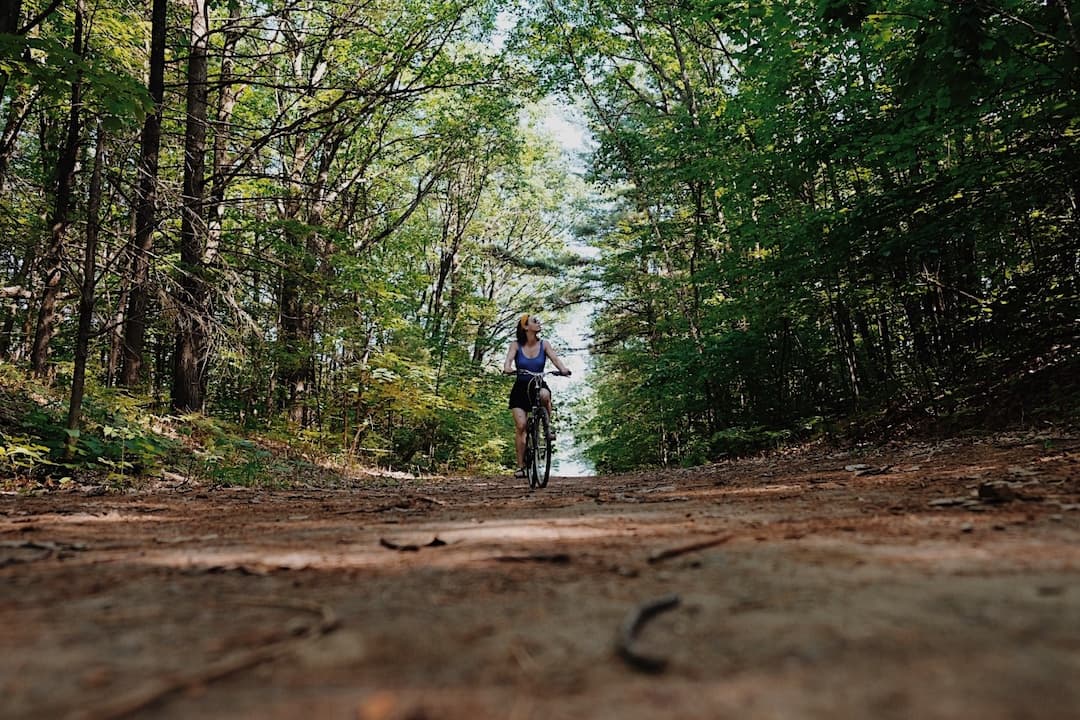 Personne qui fait du vélo dans la forêt