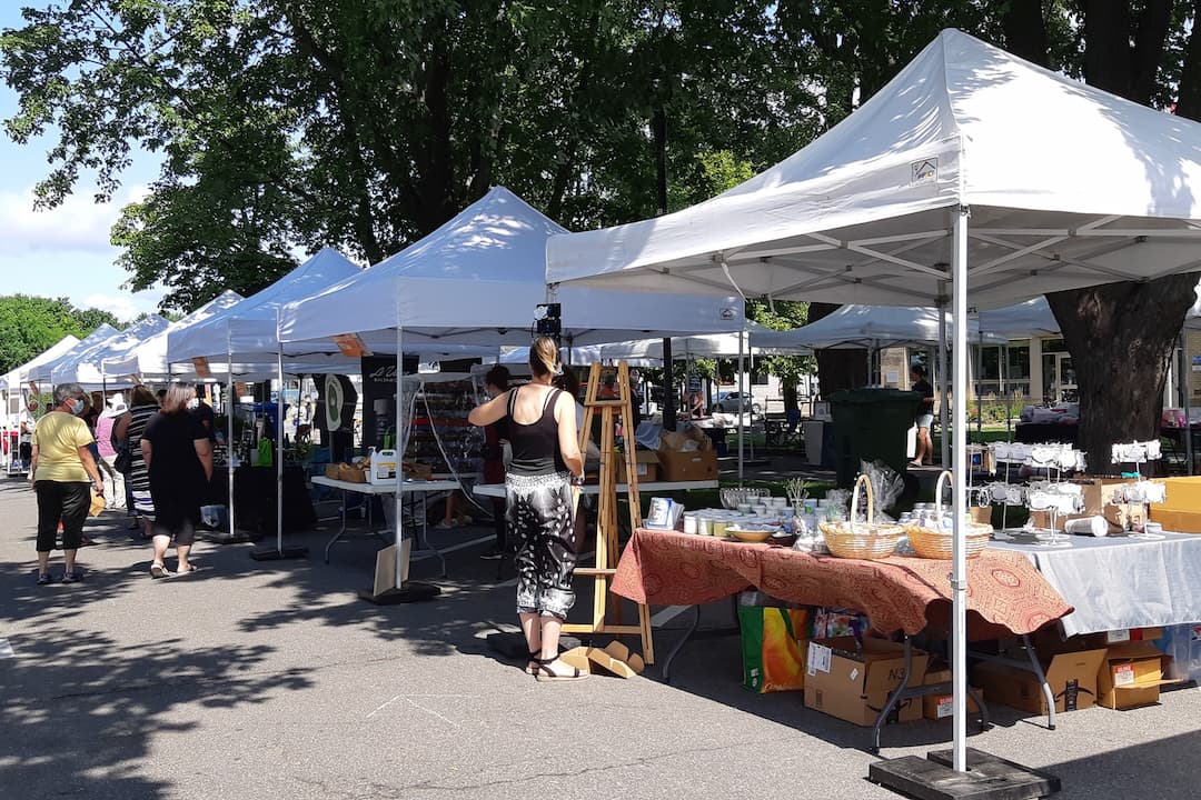 Marché public d'Oka