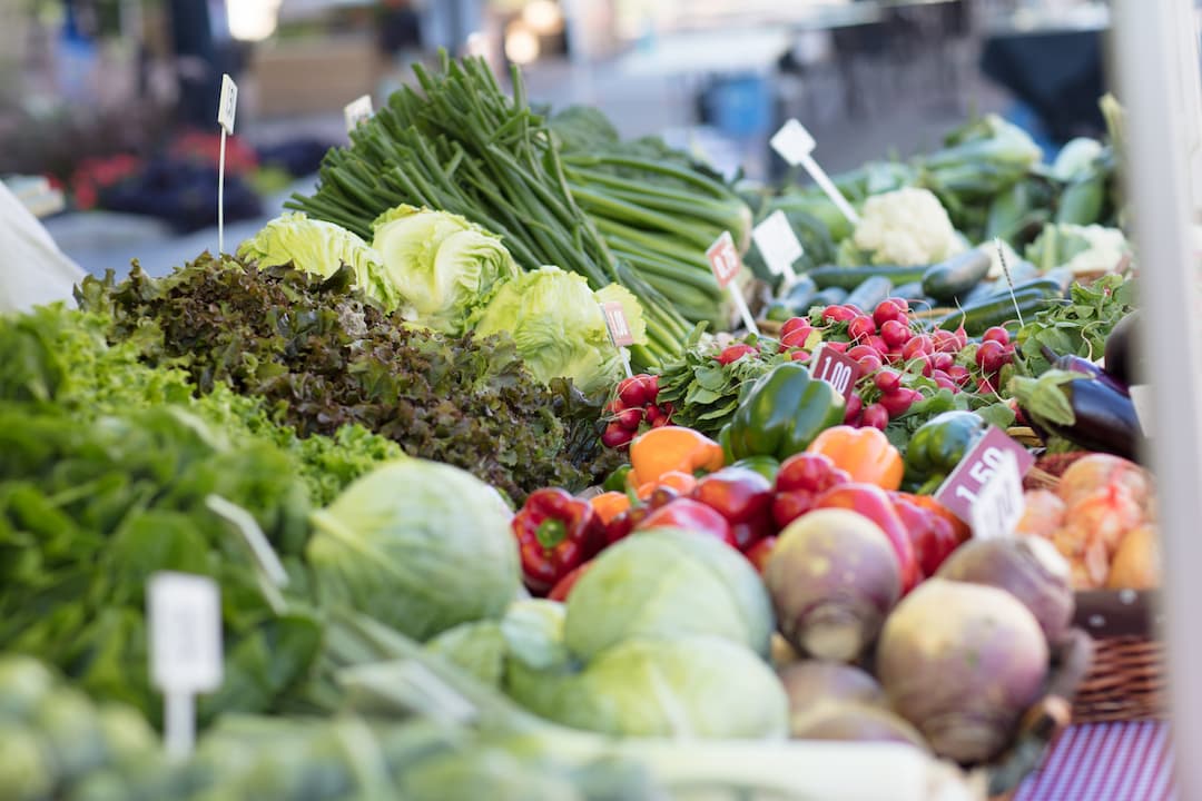 étal de légumes au marché public