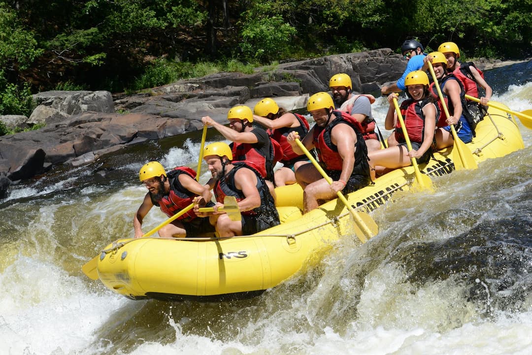 Bateau de rafting sur la rivière