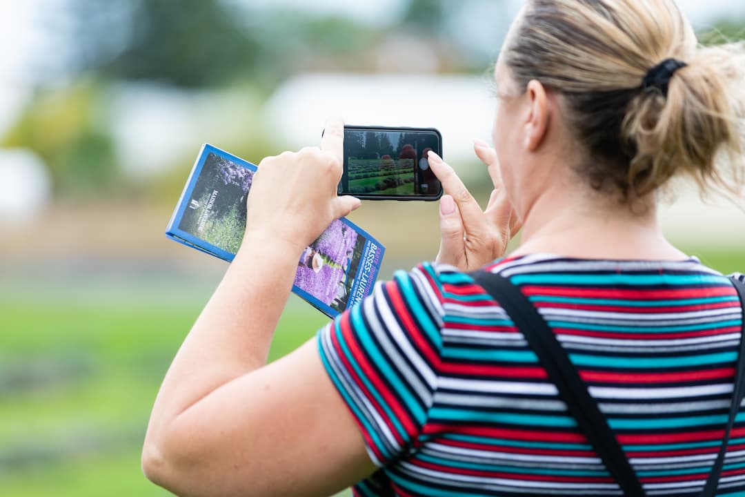 Personne qui prend une photo avec une carte touristique dans la main