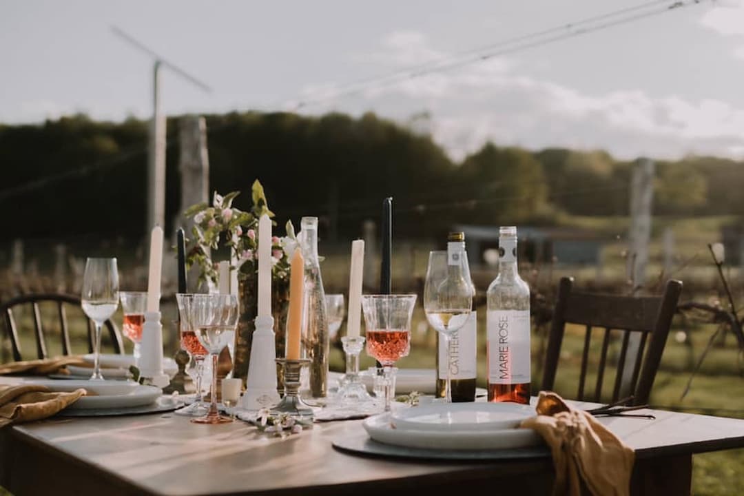 Table dans un vignoble