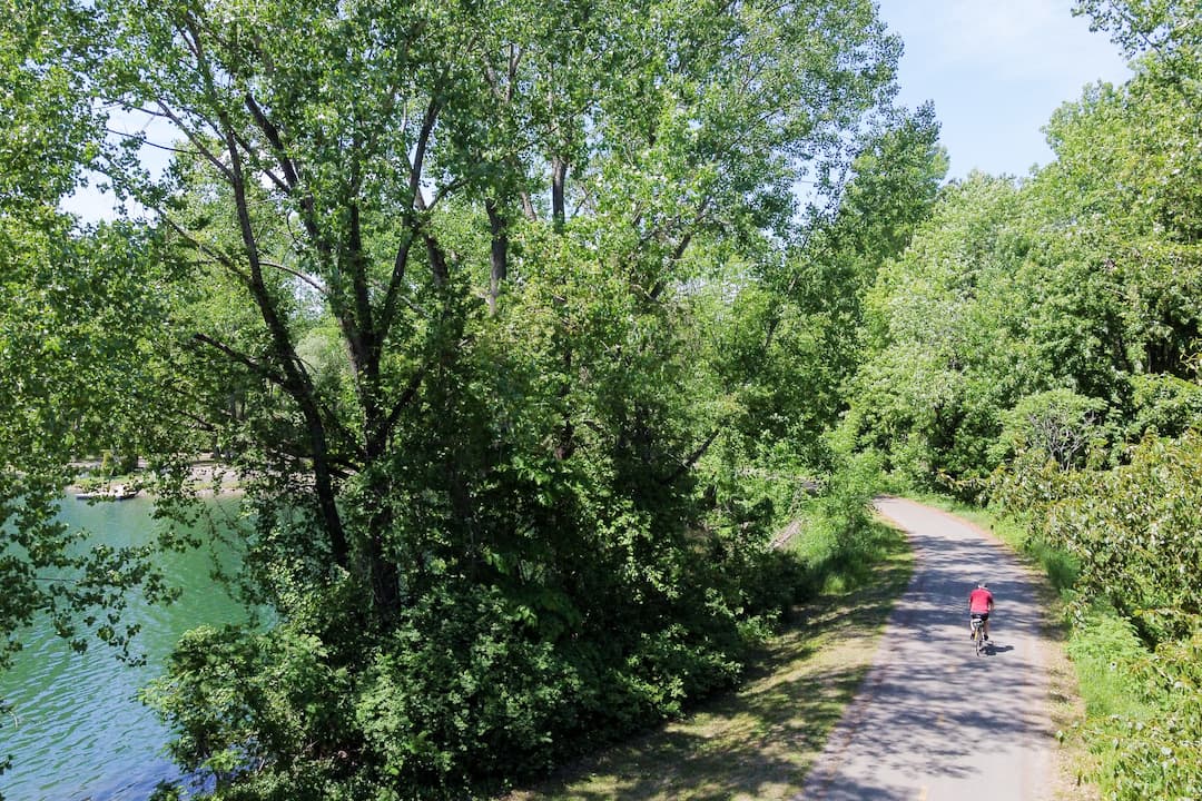 Piste de vélo sur le bord de l'eau