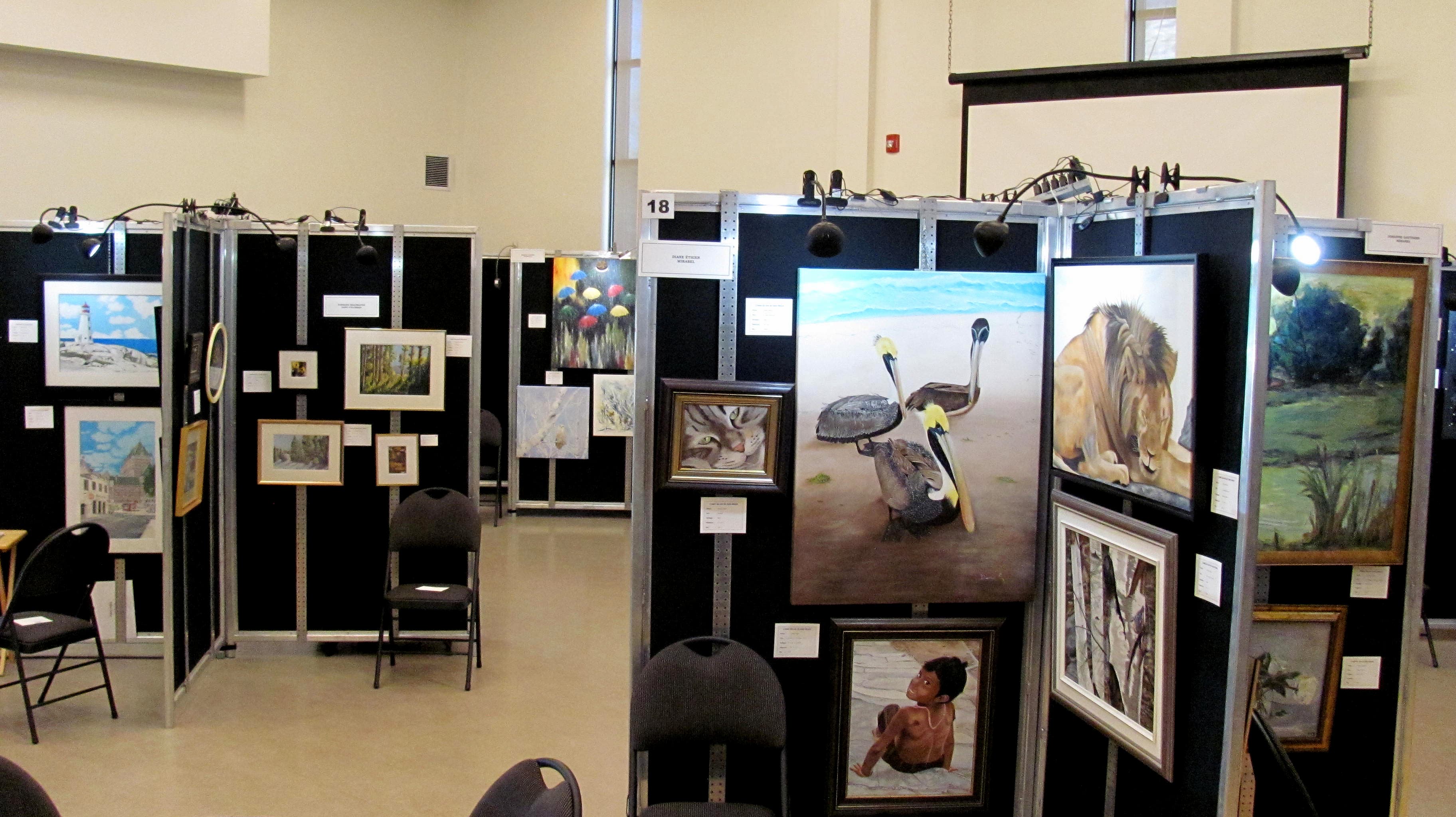 plusieurs tableaux exposés