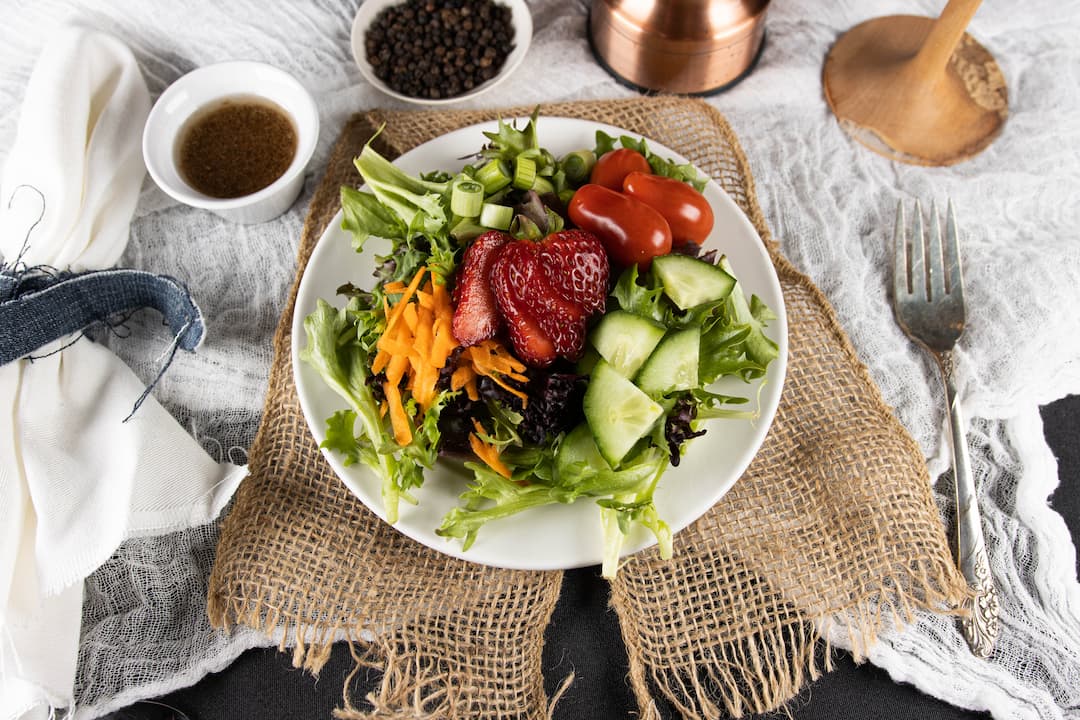 Assiette de salade, légumes frais et fraises