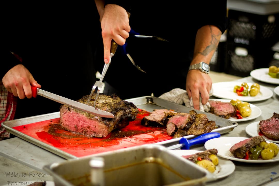 Comptoir de préparation de nourriture, morceau de viande en train de se faire couper