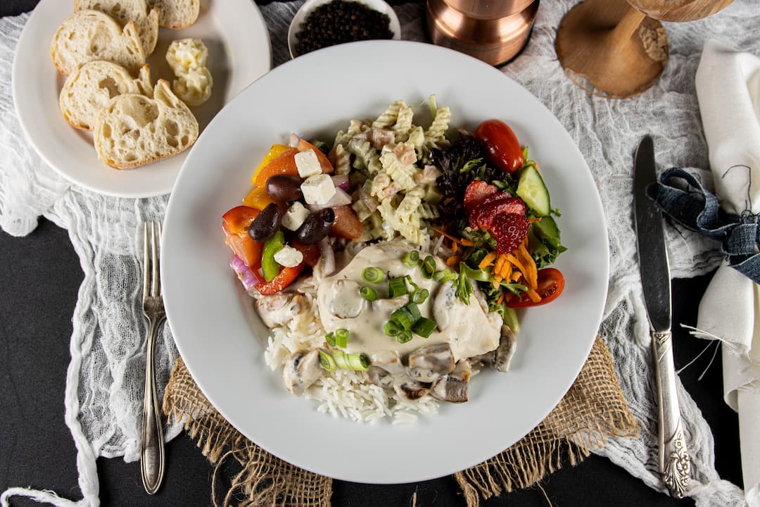 Assiette de pâtes, riz et légumes, sauce à la crème