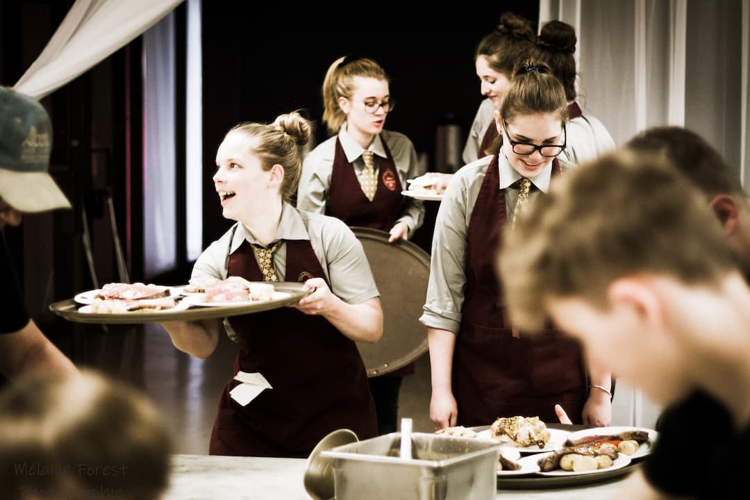 Serveurs avec assiettes prêtes à servir à la clientèle