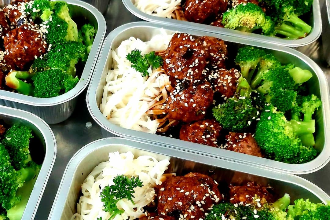 Repas prêts à manger dans des contenants d'aluminium, riz, viande et brocolis
