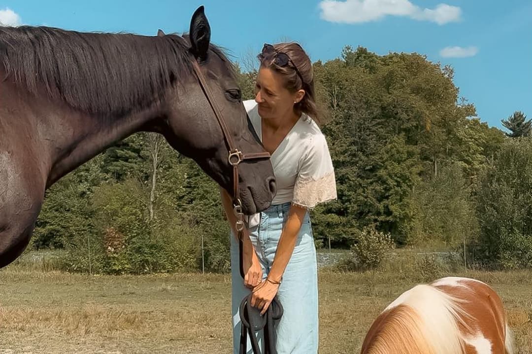 Femme avec cheval à l'Érablière du Domaine des Centaures