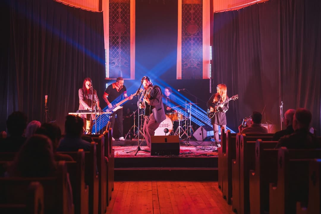Intérieur église avec concert, lumière rose et bleue, musique