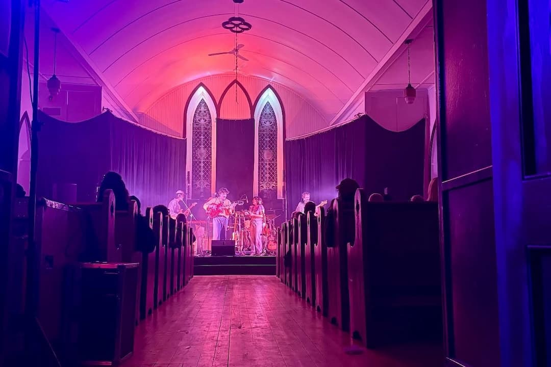 Intérieur église avec concert, lumière rose et bleue, musique
