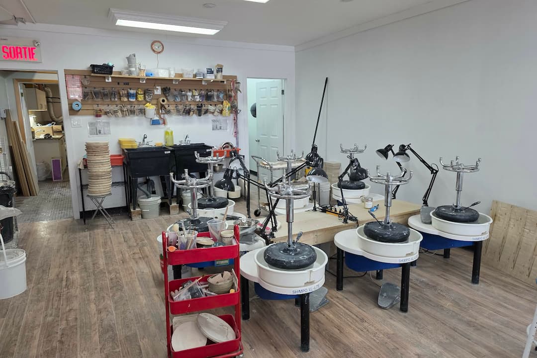 Vue d'un atelier, sièges et tabes tournantes pour la poterie