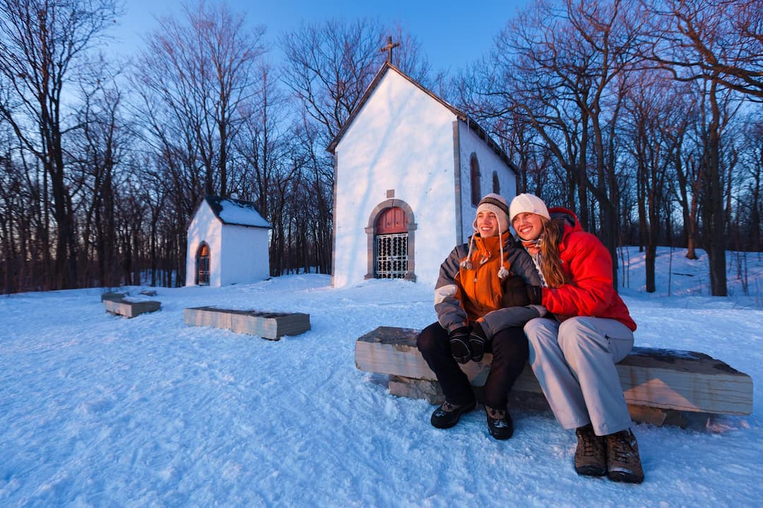 Deux personnes en raquette dans un paysage hivernal impressionnant.