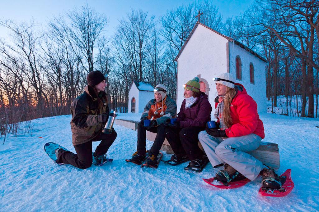 Deux personnes en raquette dans un paysage hivernal impressionnant.