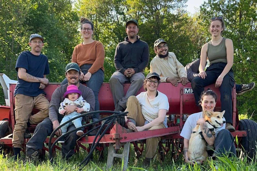 Équipe de Coopérative Ferme L Roquette assise en groupe face à la caméra