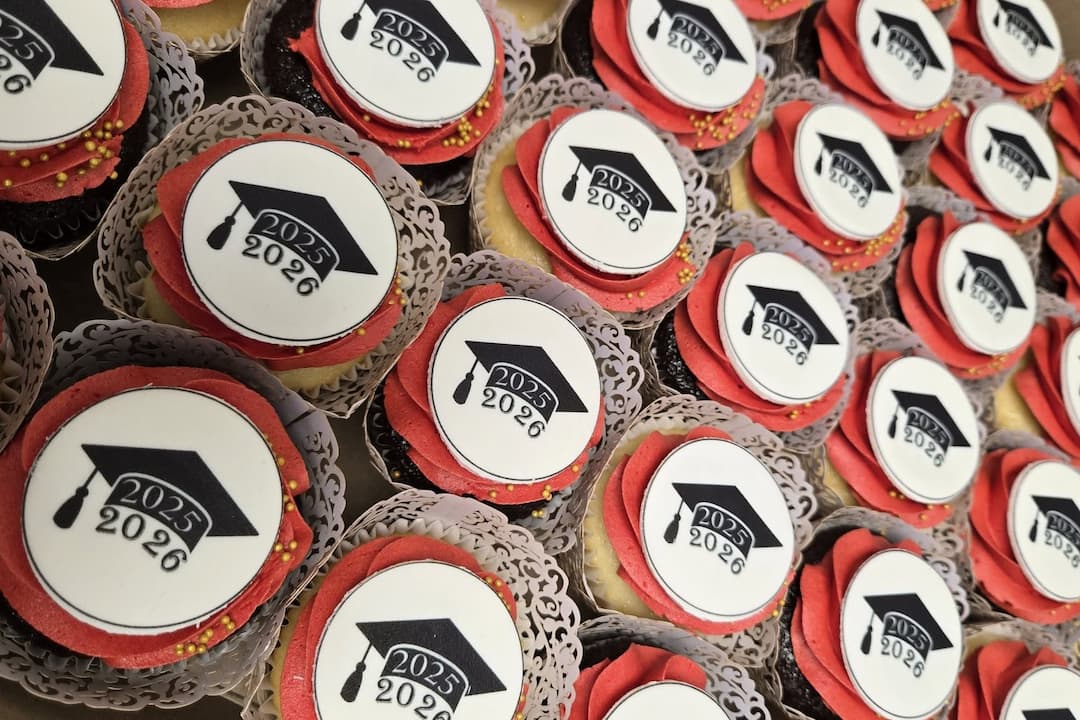 Cupcakes décorés pour une fête de graduation 2026