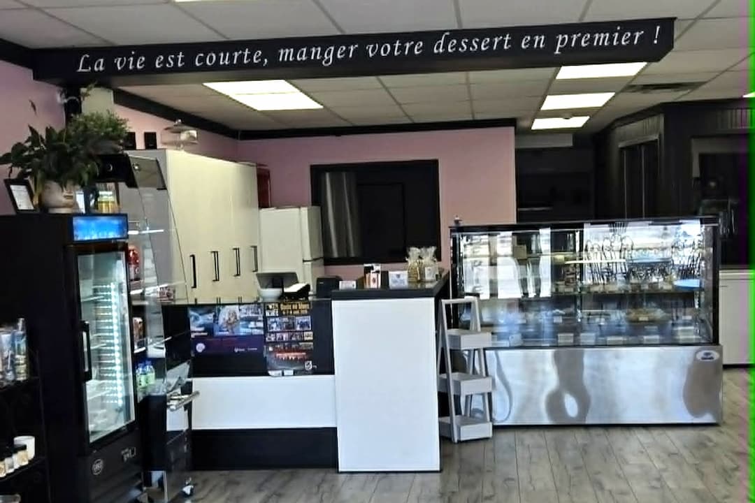 Vue de l'entrée de Roxy & Cakes Dessert, présentoir et caisse avant