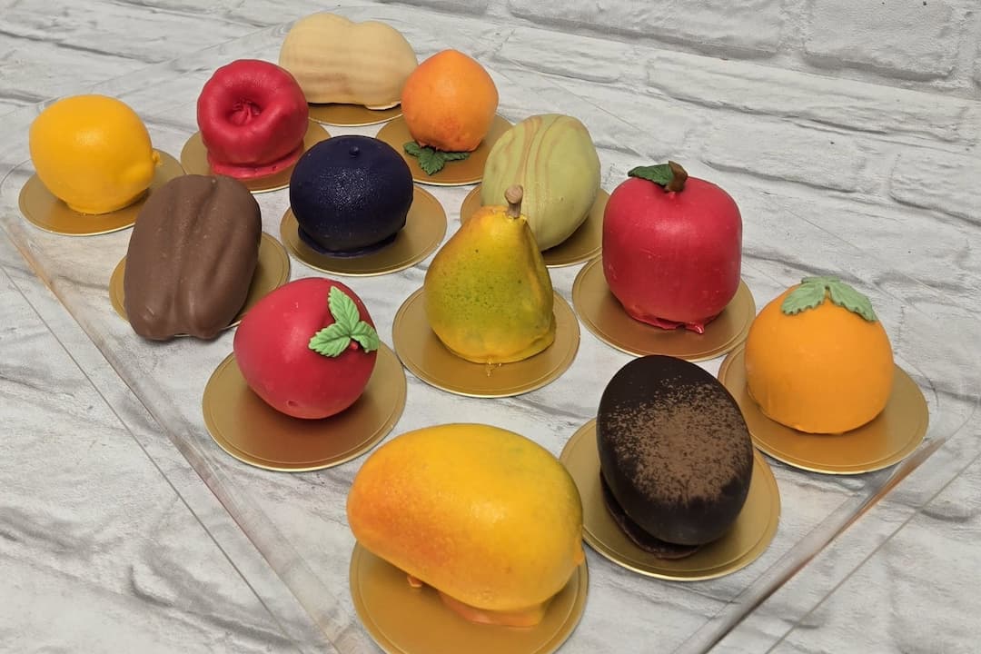 Plateau de pâtisseries en forme et décorées comme des fruits