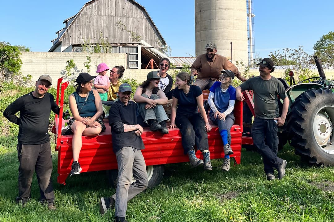 Équipe de la coopérative ferme la rouette sur un tracteur